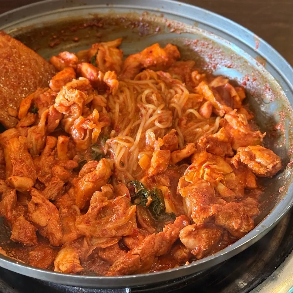 철판에 익어가는 닭갈비