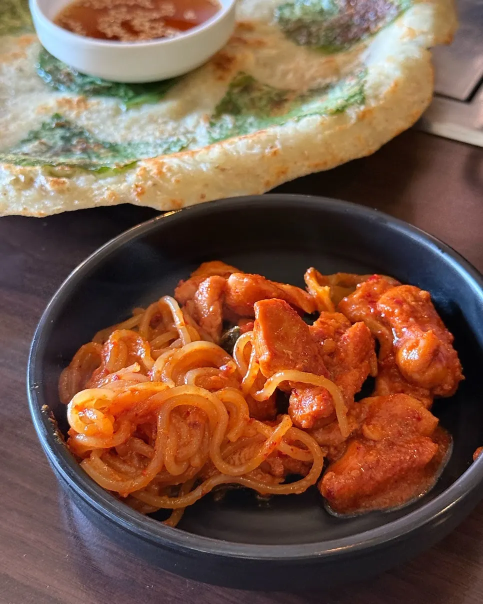 얇게 부친 감자전 위 큼직한 깻잎
