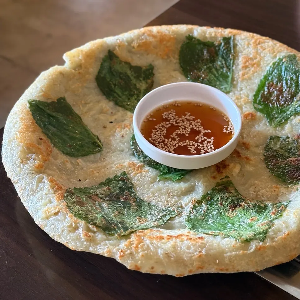 감자전으로 닭갈비를 싸 먹는 모습