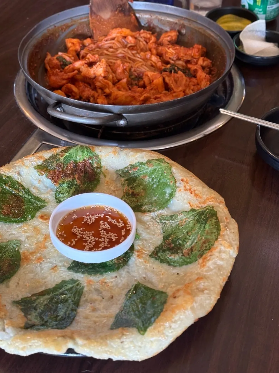 깻잎 부분과 함께 싼 닭갈비 감자전