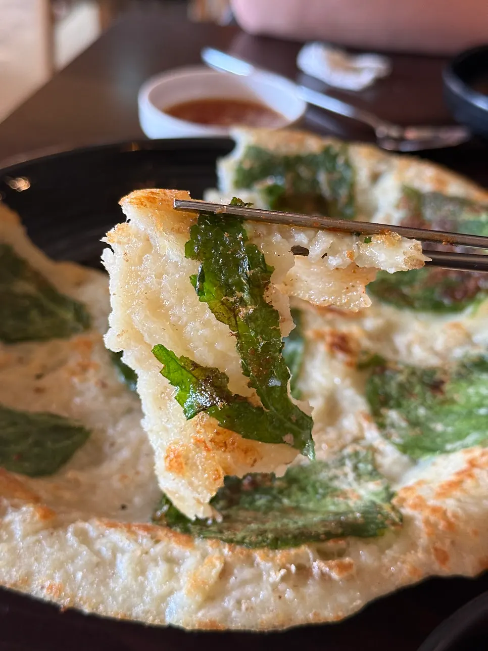 숟가락에 올린 닭갈비와 감자전