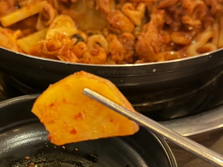 Udon noodles soaked in dakgalbi sauce