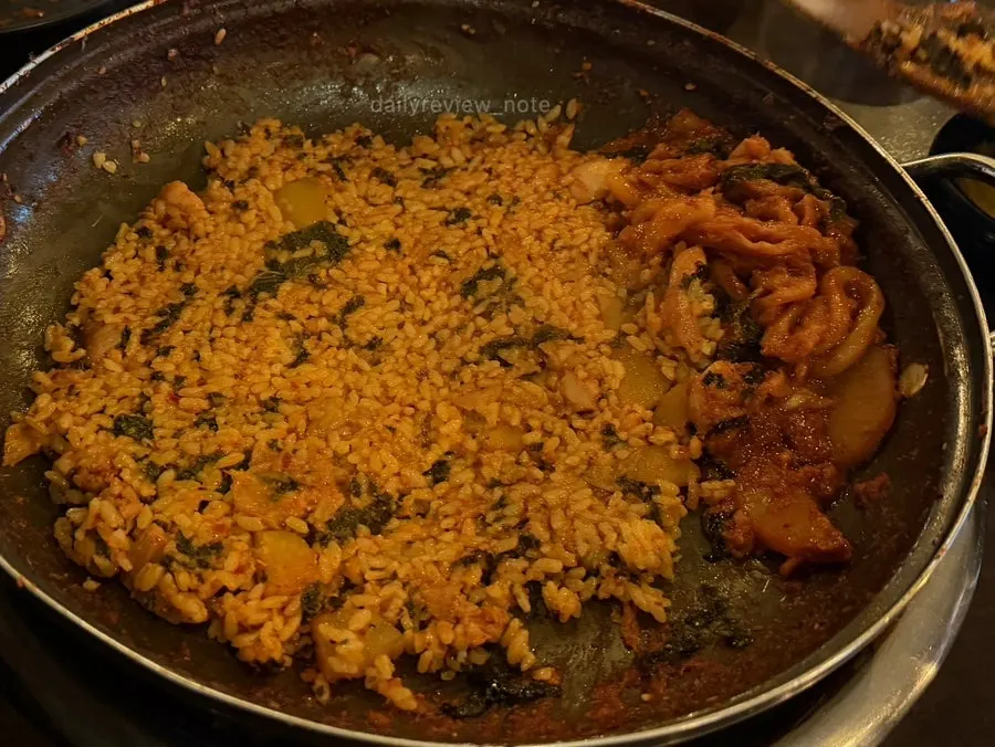 Pan-grilled dakgalbi table after finishing the meal