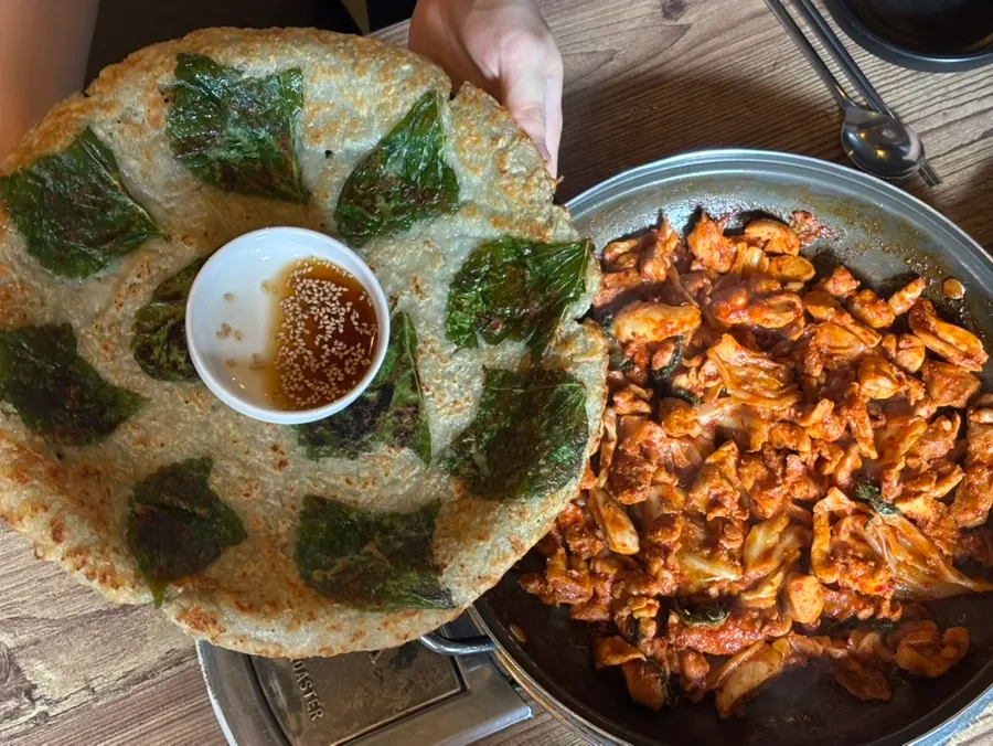 닭갈비전 강남점 감자전과 닭갈비 상차림