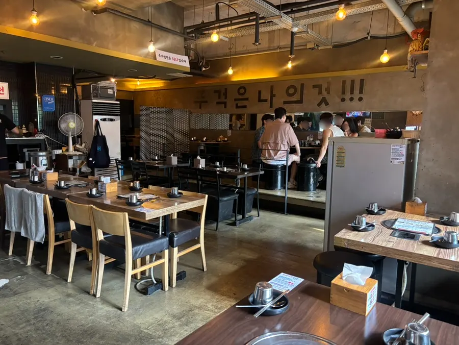 닭갈비전 강남점 넓은 매장 내부 좌석