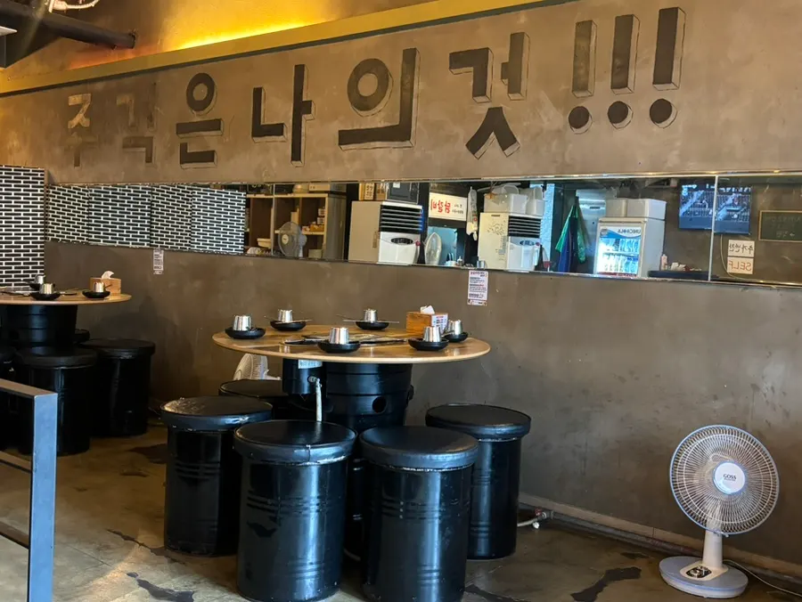 술집 분위기의 닭갈비전 강남점 테이블