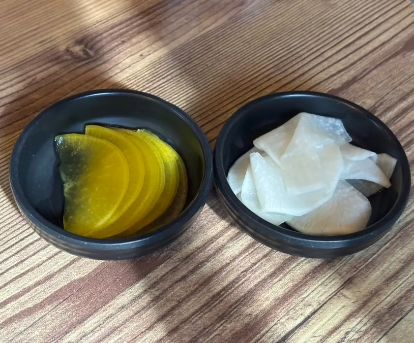 단무지와 무쌈으로 나온 기본 반찬