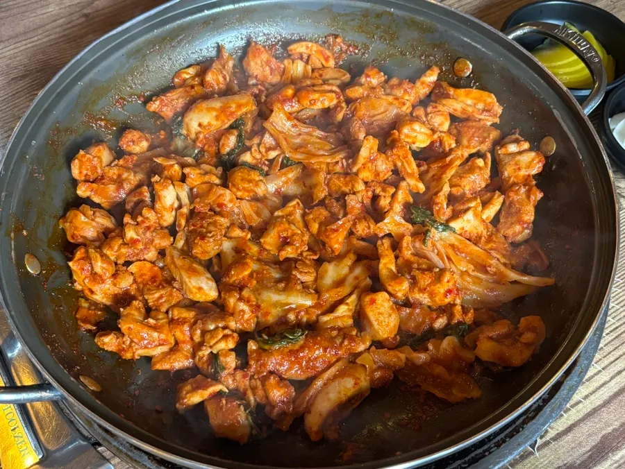 조리되어 나온 닭다리살 닭갈비