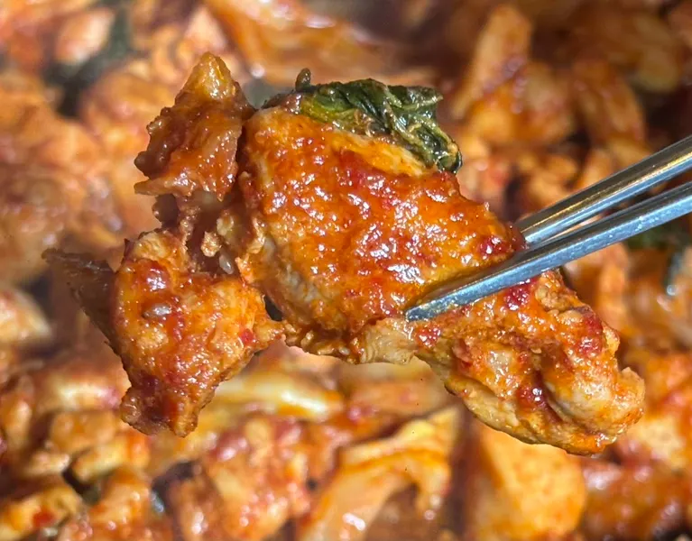 매콤달콤한 닭갈비 한 점