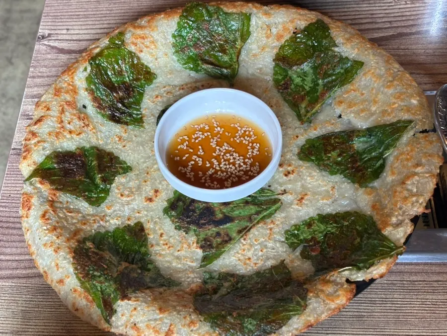 큼직한 깻잎감자전과 닭갈비 한 상
