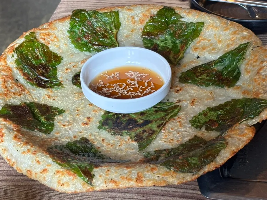 노릇하게 구워진 깻잎감자전