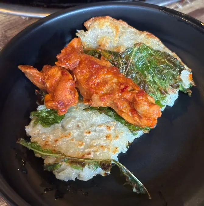 깻잎감자전 한 조각 뜬 모습