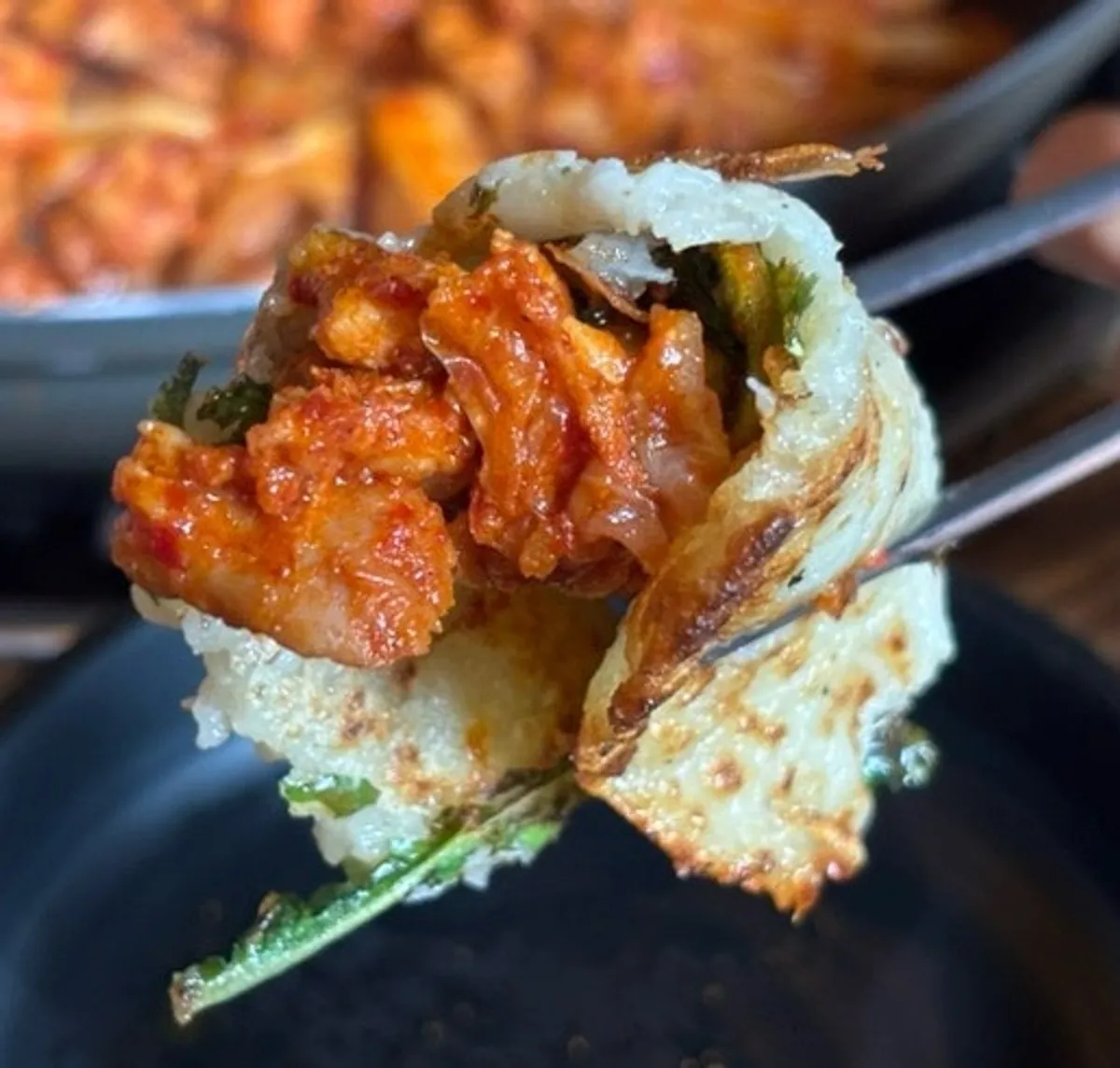 감자전에 닭갈비를 싸 올린 한 입