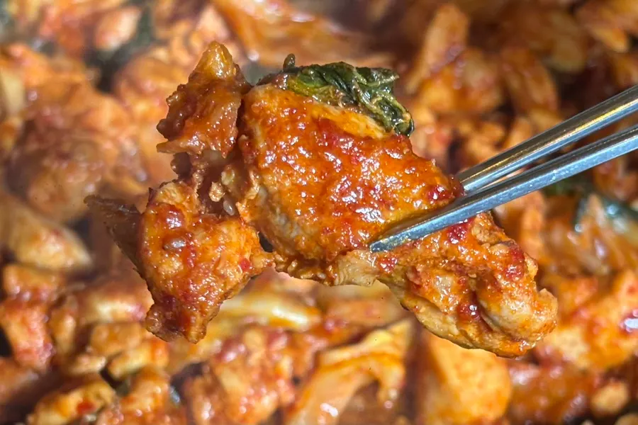 감자전에 싸 먹는 닭갈비 조합