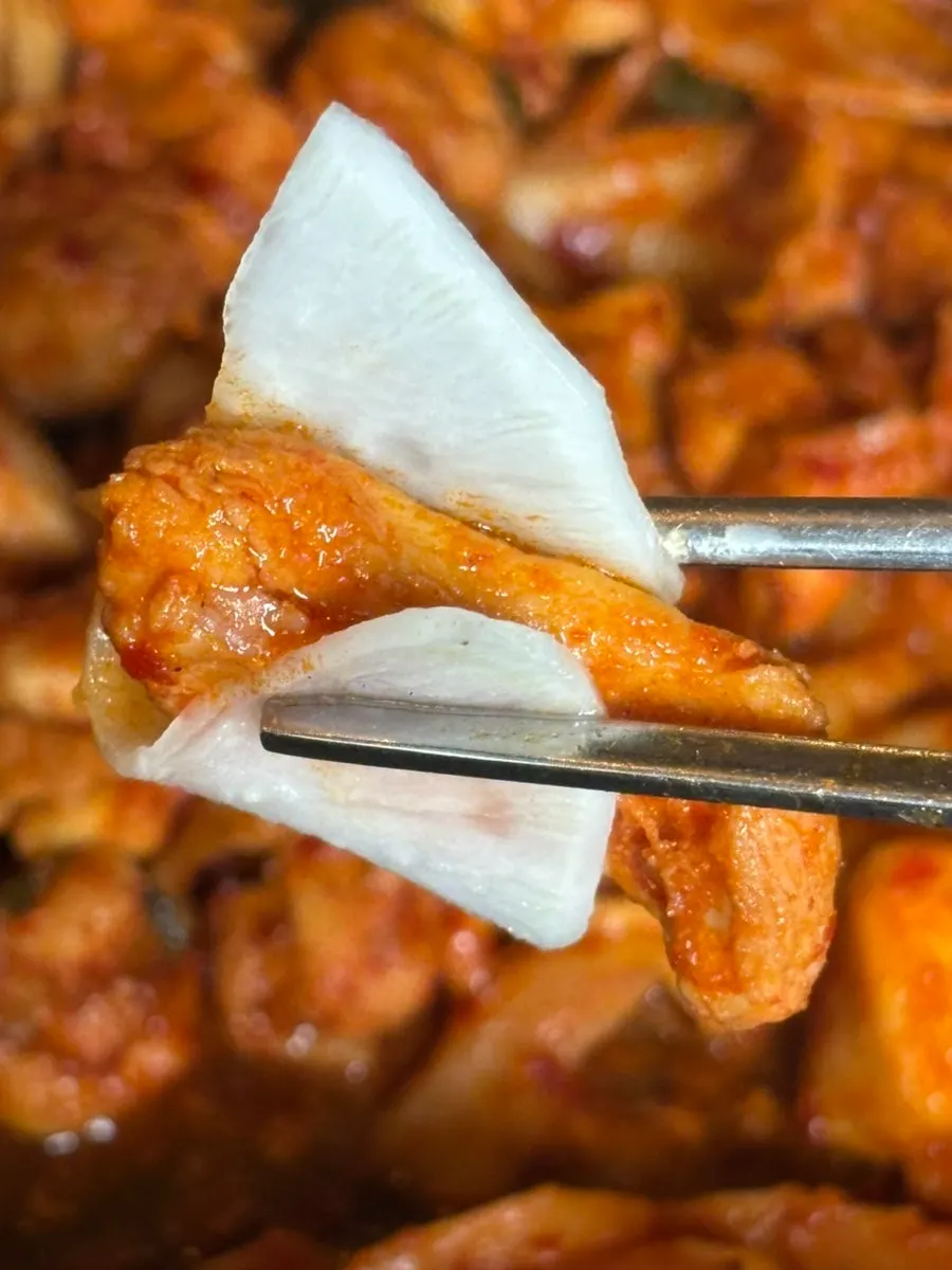 쌈무에 싸 먹는 닭갈비