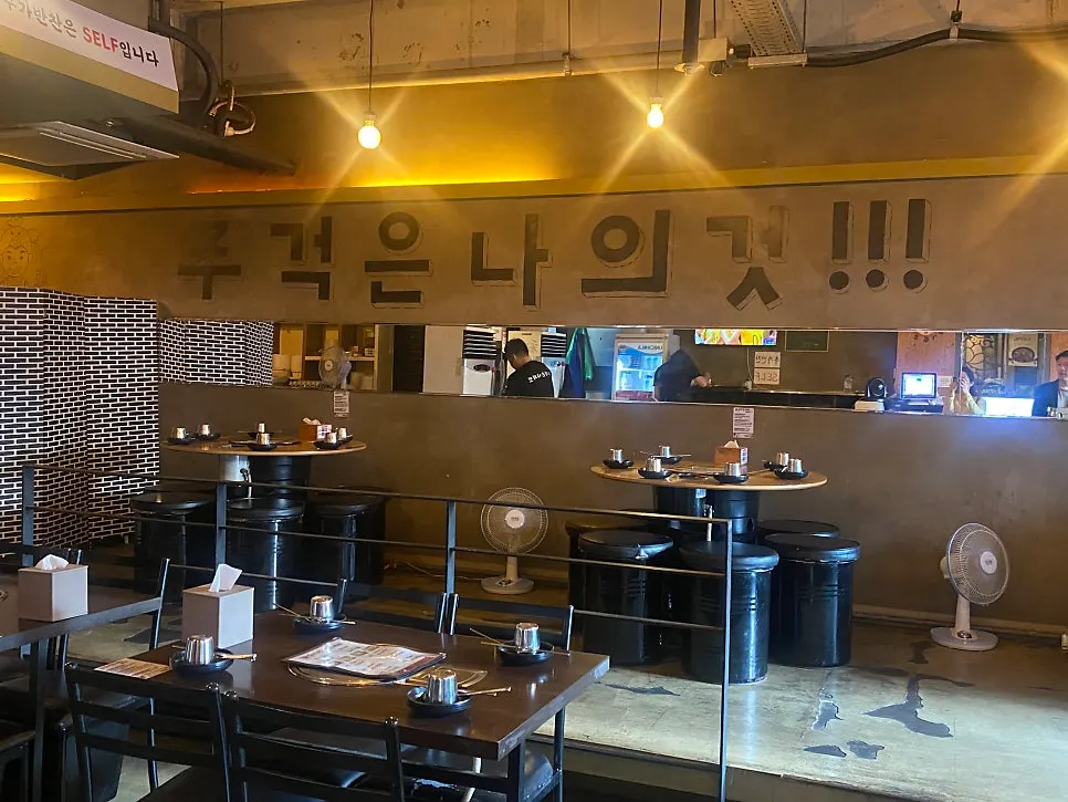 Interior with the slogan 'The spatula is mine' on the wall