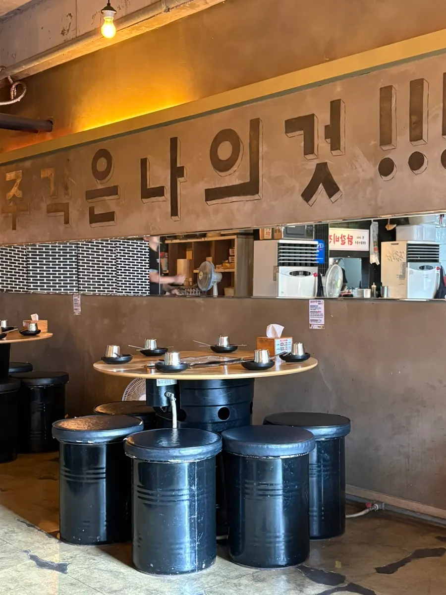 Quiet table seating at Dakgalbijeon Gangnam Branch
