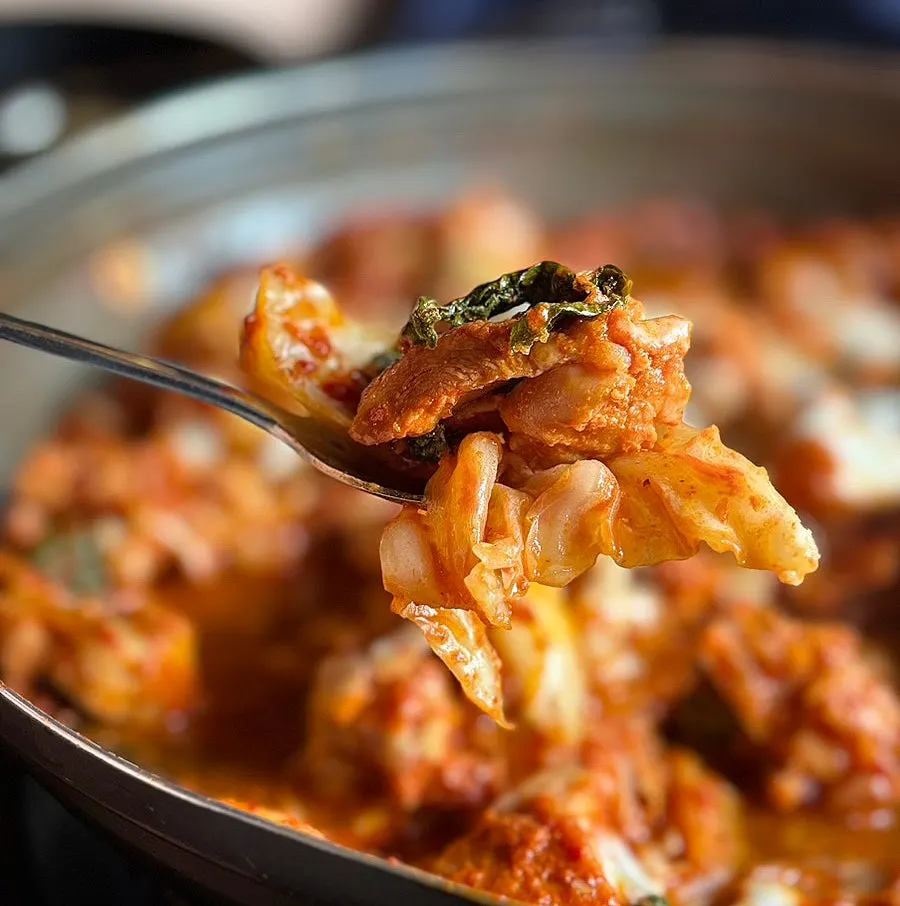 Tender, fully cooked dakgalbi meat