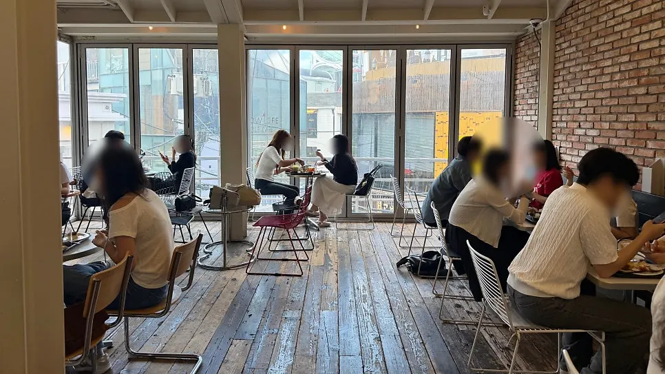 어퍼앤언더 1층 좌석 공간