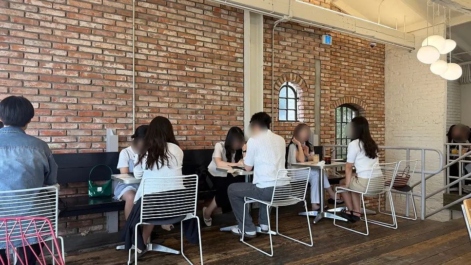 어퍼앤언더 1층 카페 공간