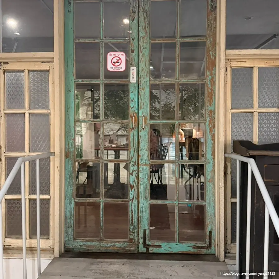 Entrance leading to the third-floor terrace
