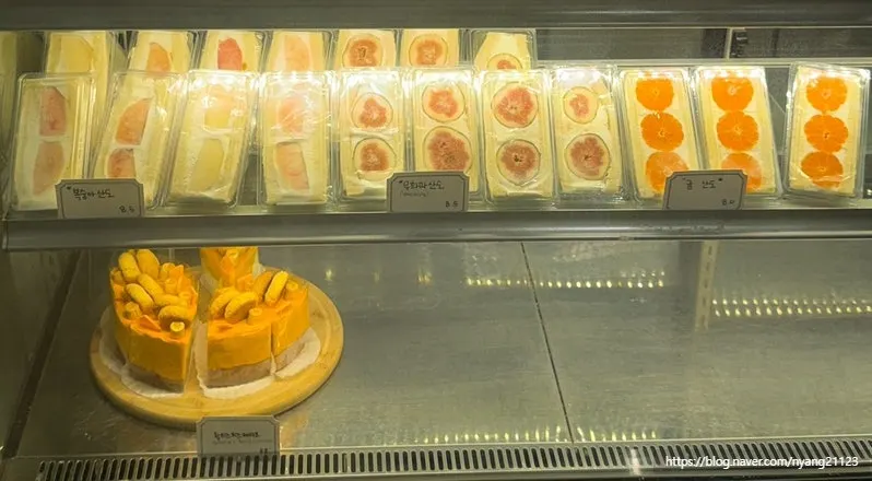 Display of fig and fruit sando