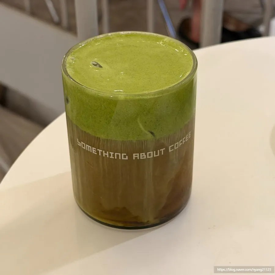 Matcha Einspänner drink