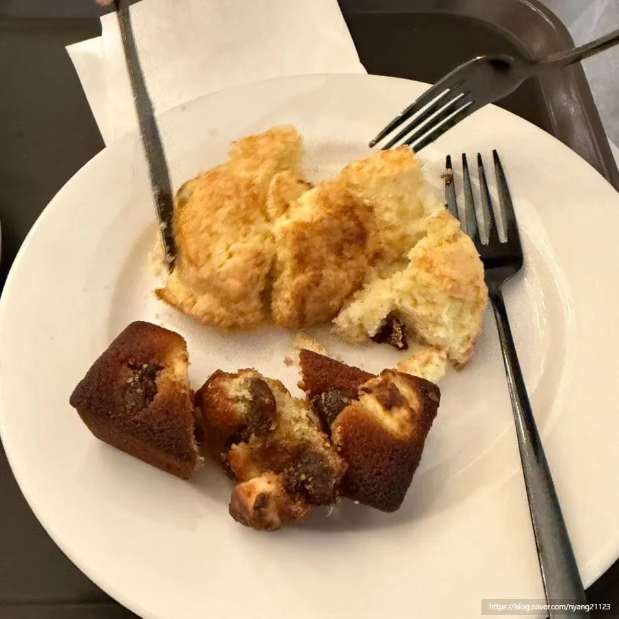 Fig financier and plain scone