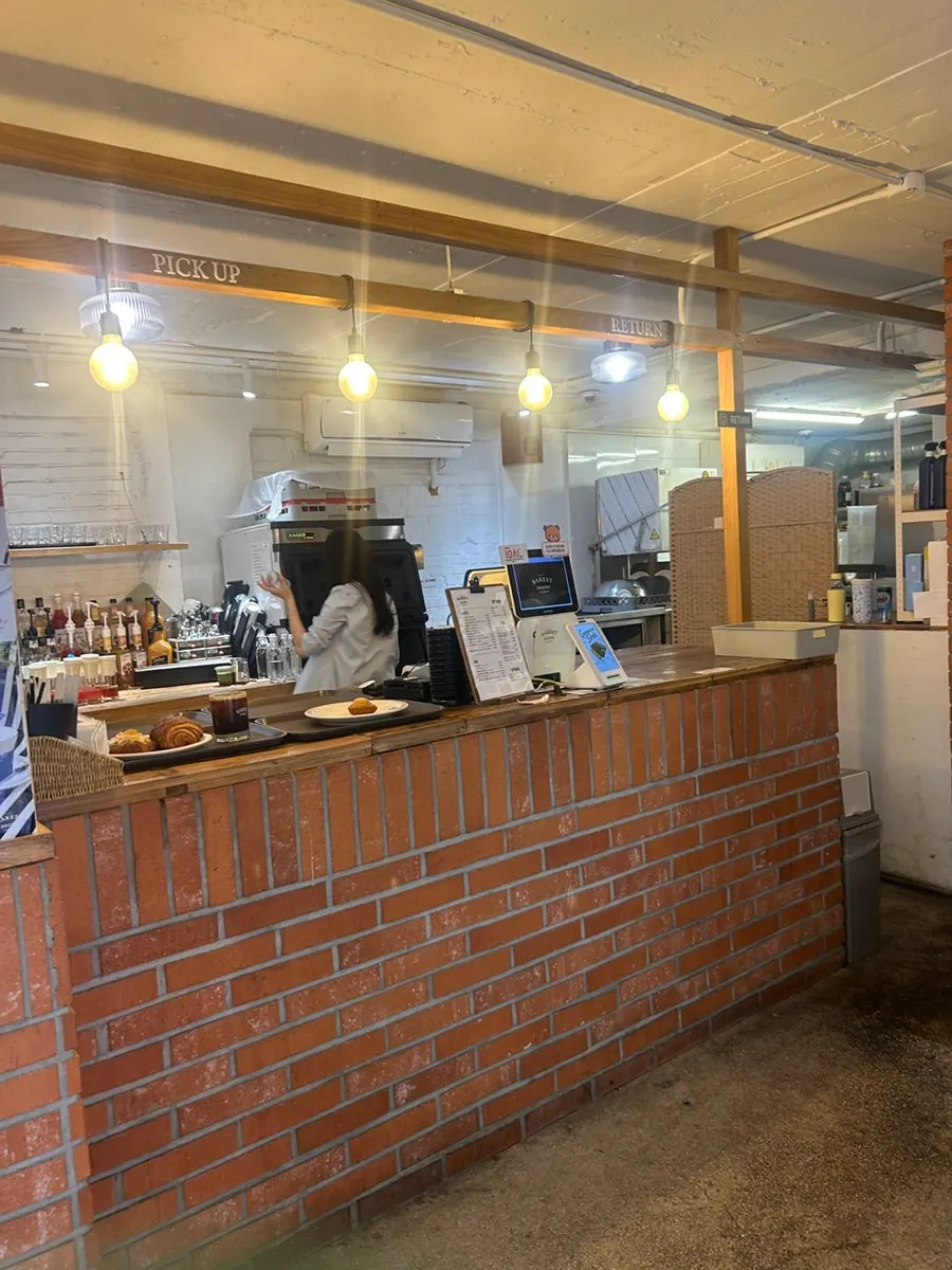 베이커스트 브라운 외관과 내부 분위기