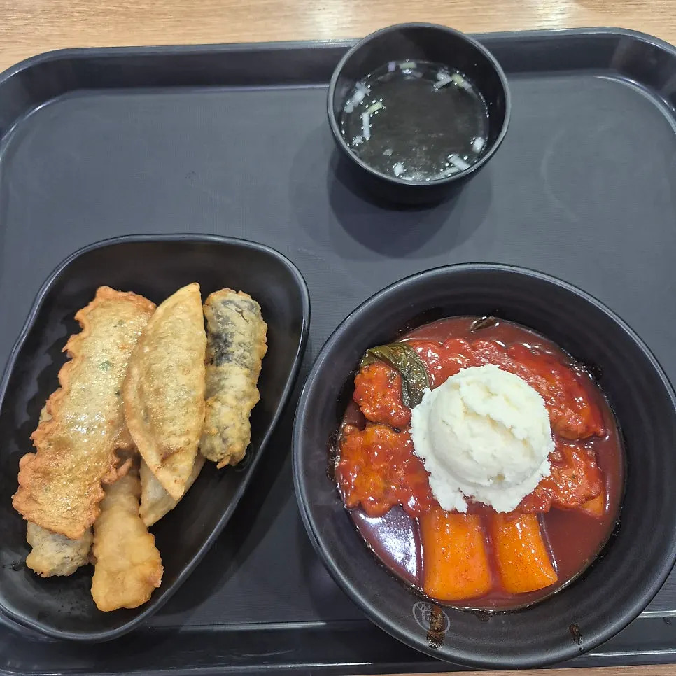 Self-service bar for utensils and sauces