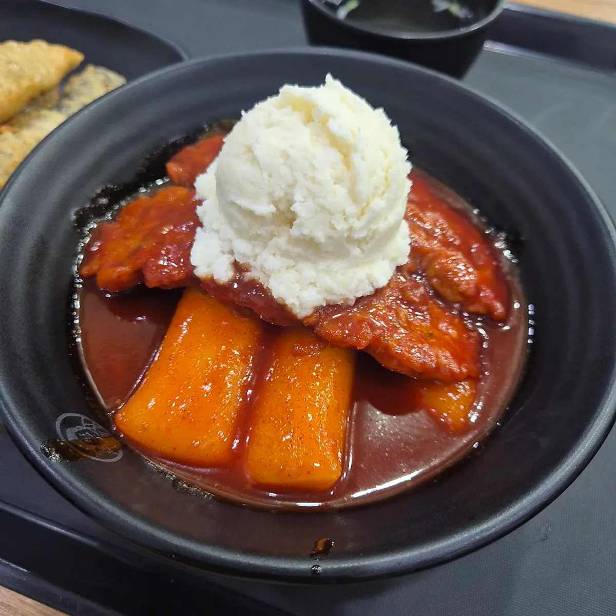 Tteokbokki with four garaetteok rice cakes
