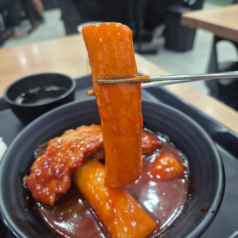 Garaetteok tteokbokki being made in the kitchen