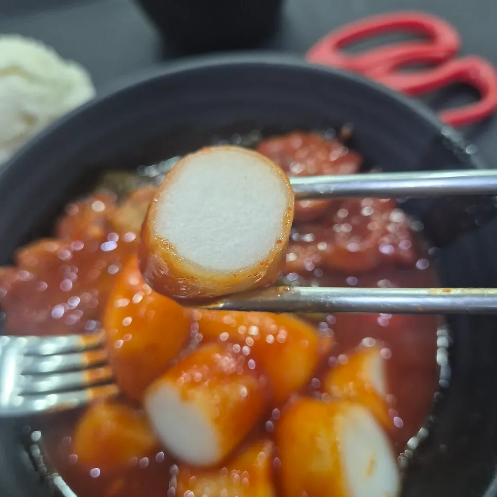 Soft garaetteok cut into bite-size pieces