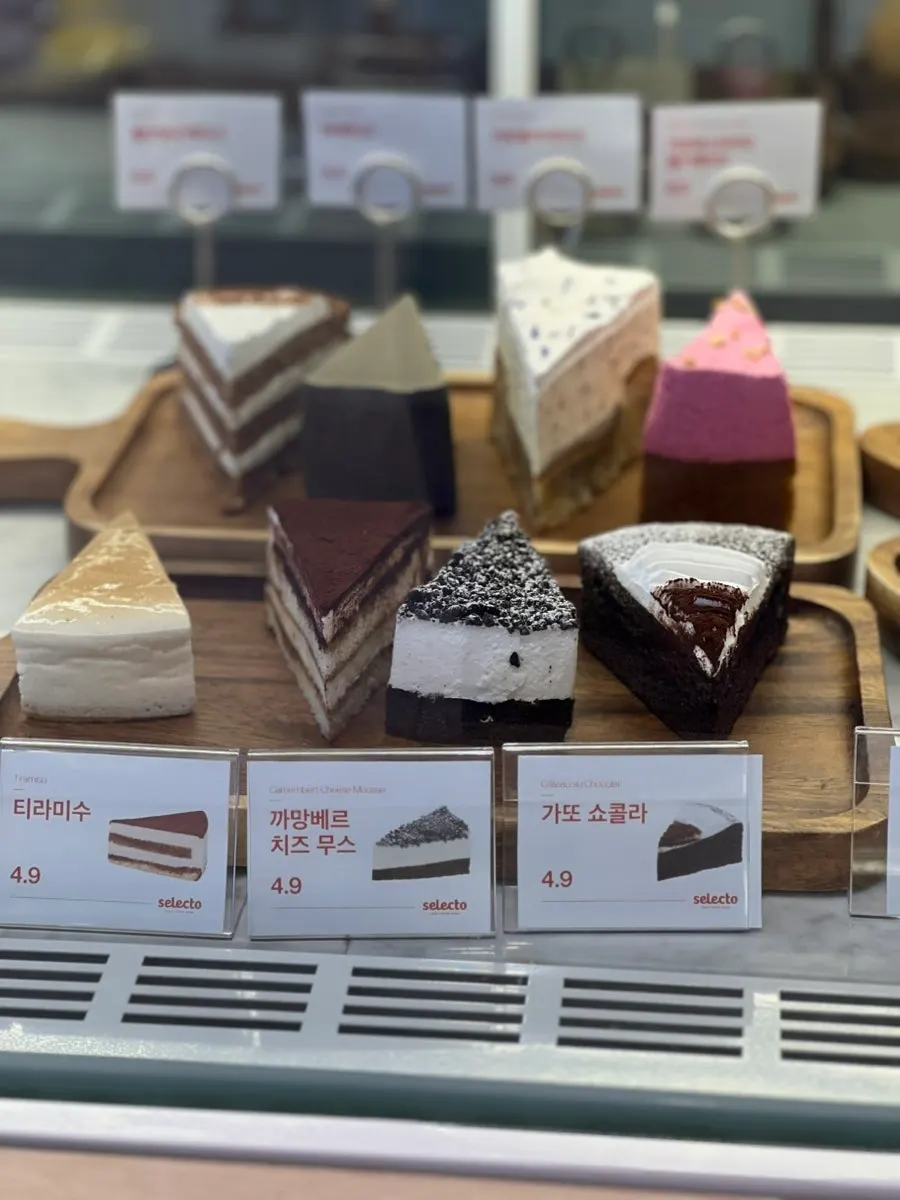 카페 베이커리와 디저트 진열