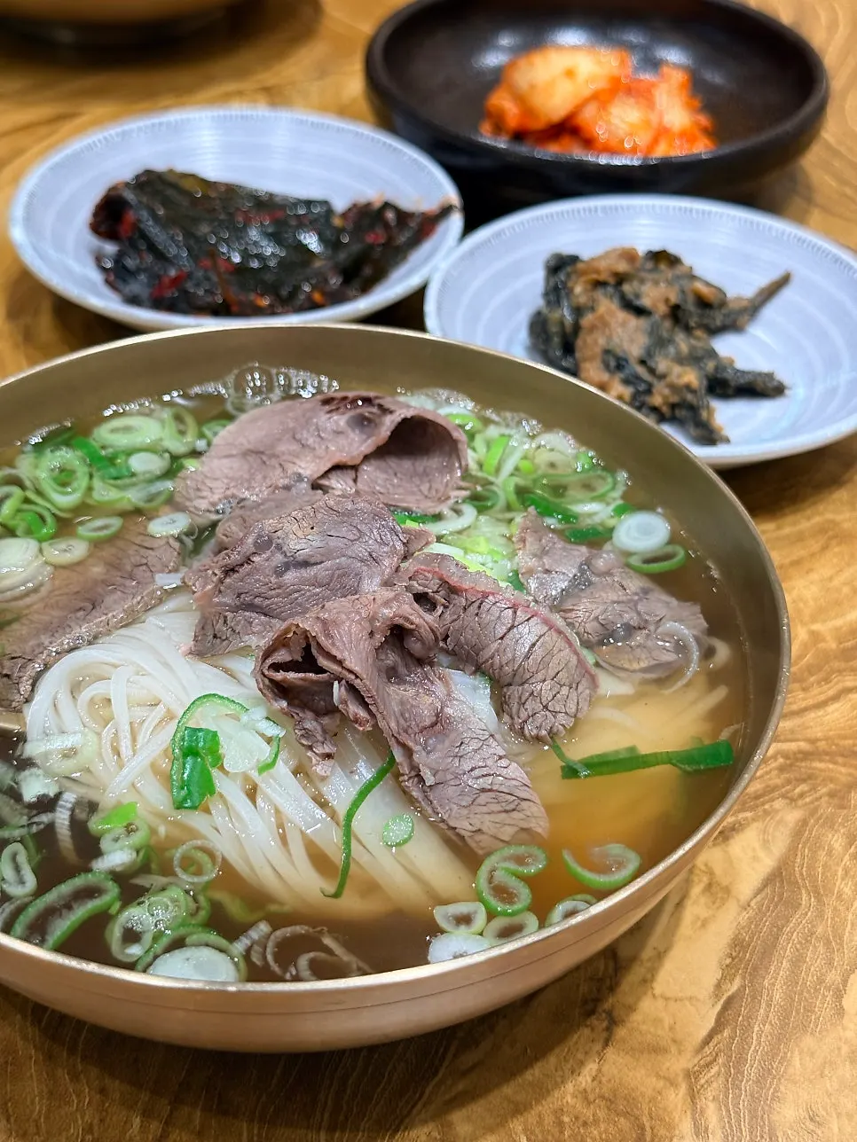 미나리국밥과 곰탕 쌀국수 상차림