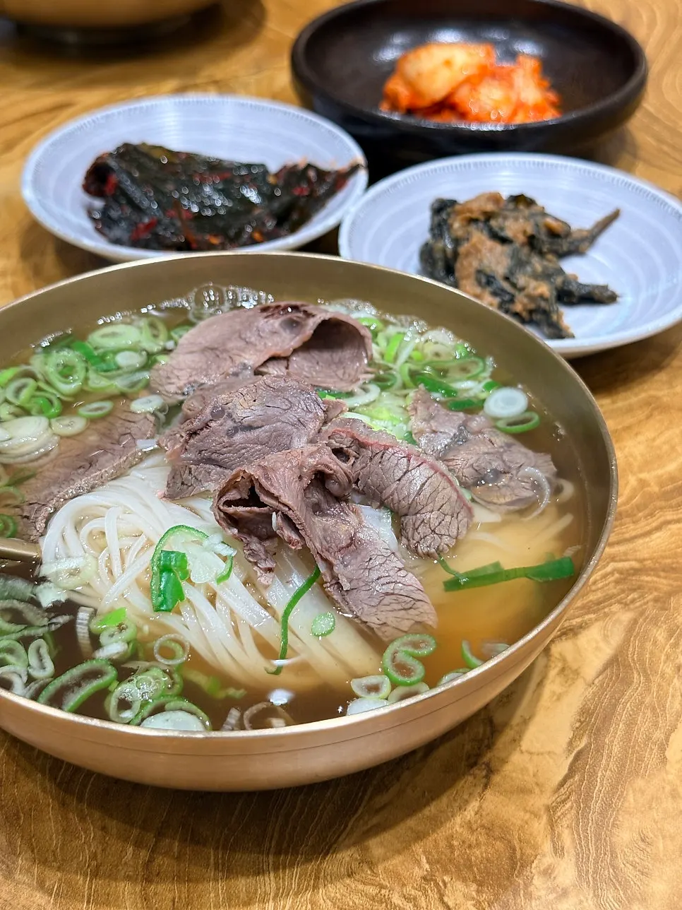 고기가 올라간 곰탕 쌀국수