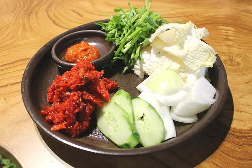 A bowl of gomtang served with kimchi
