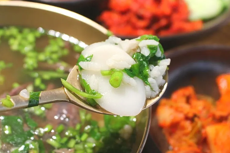 Seasoned pollock salad and gomtang meal pairing