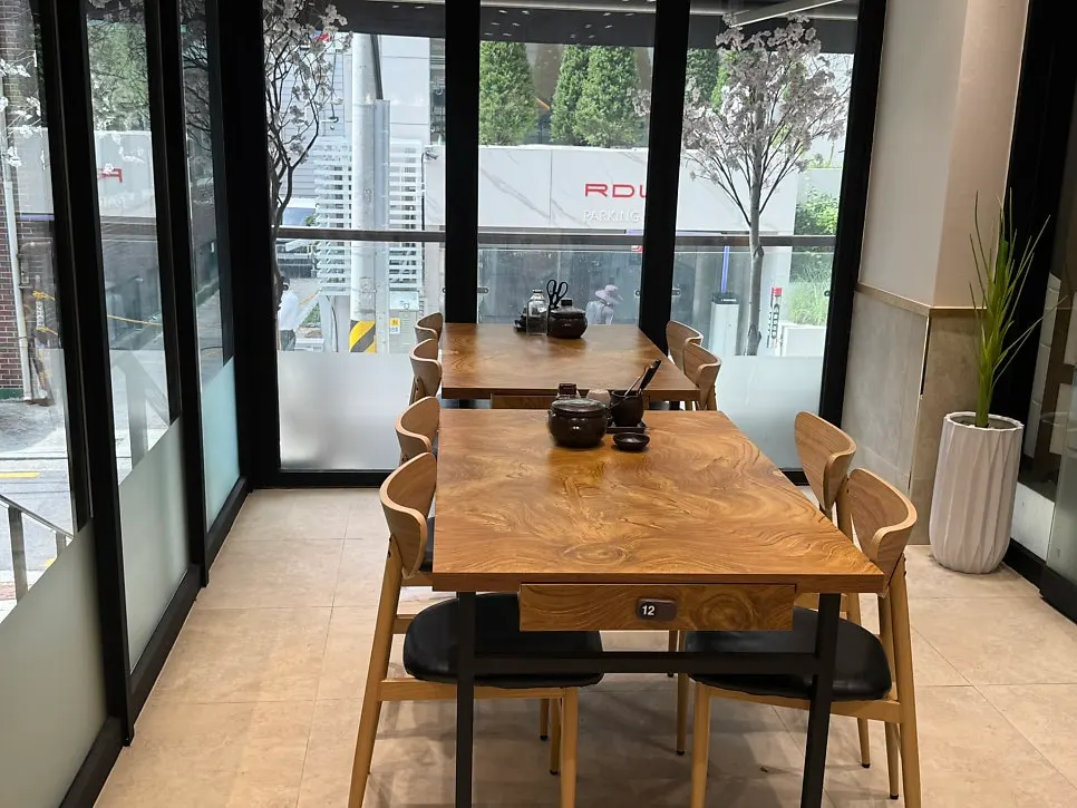 Group dining seating at Geumnyeong Gomtang