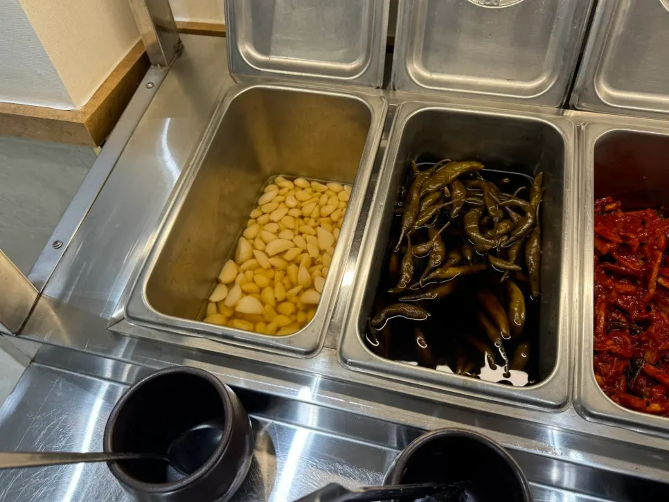 Side dishes at the Geumnyeong Gomtang self-service bar