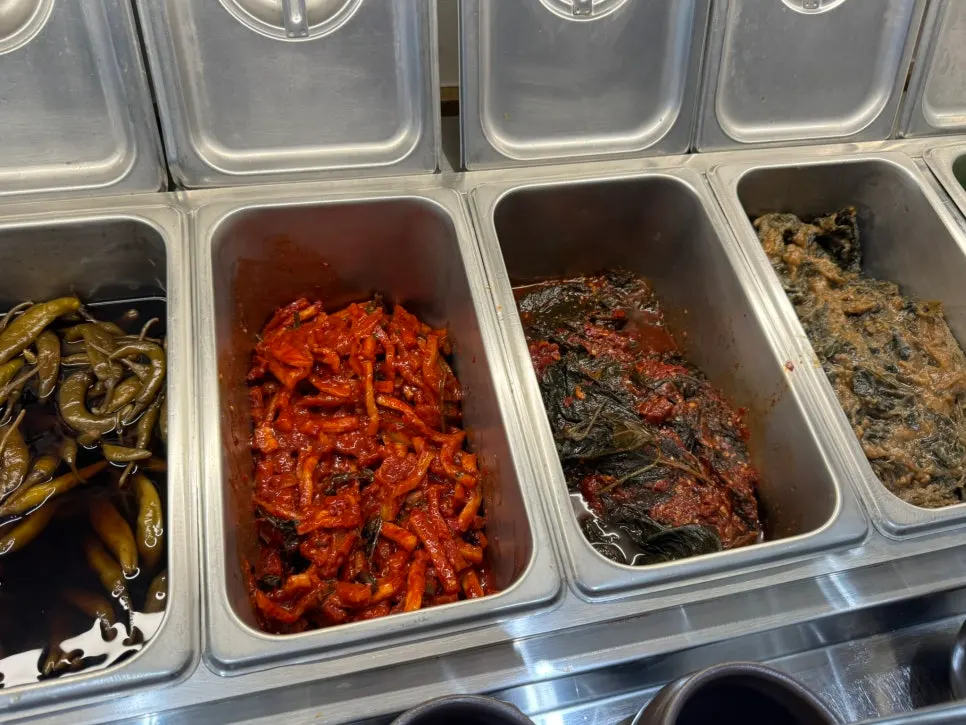 Accompanying side dishes at the Geumnyeong Gomtang self-service bar