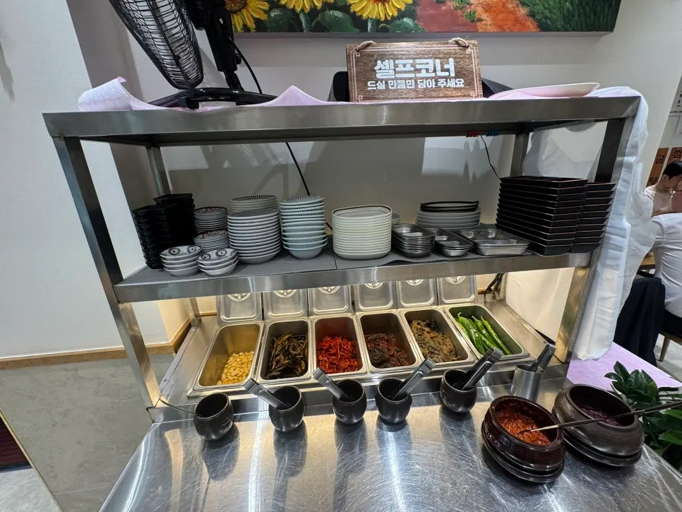 Self-service kimchi that pairs well with gomtang