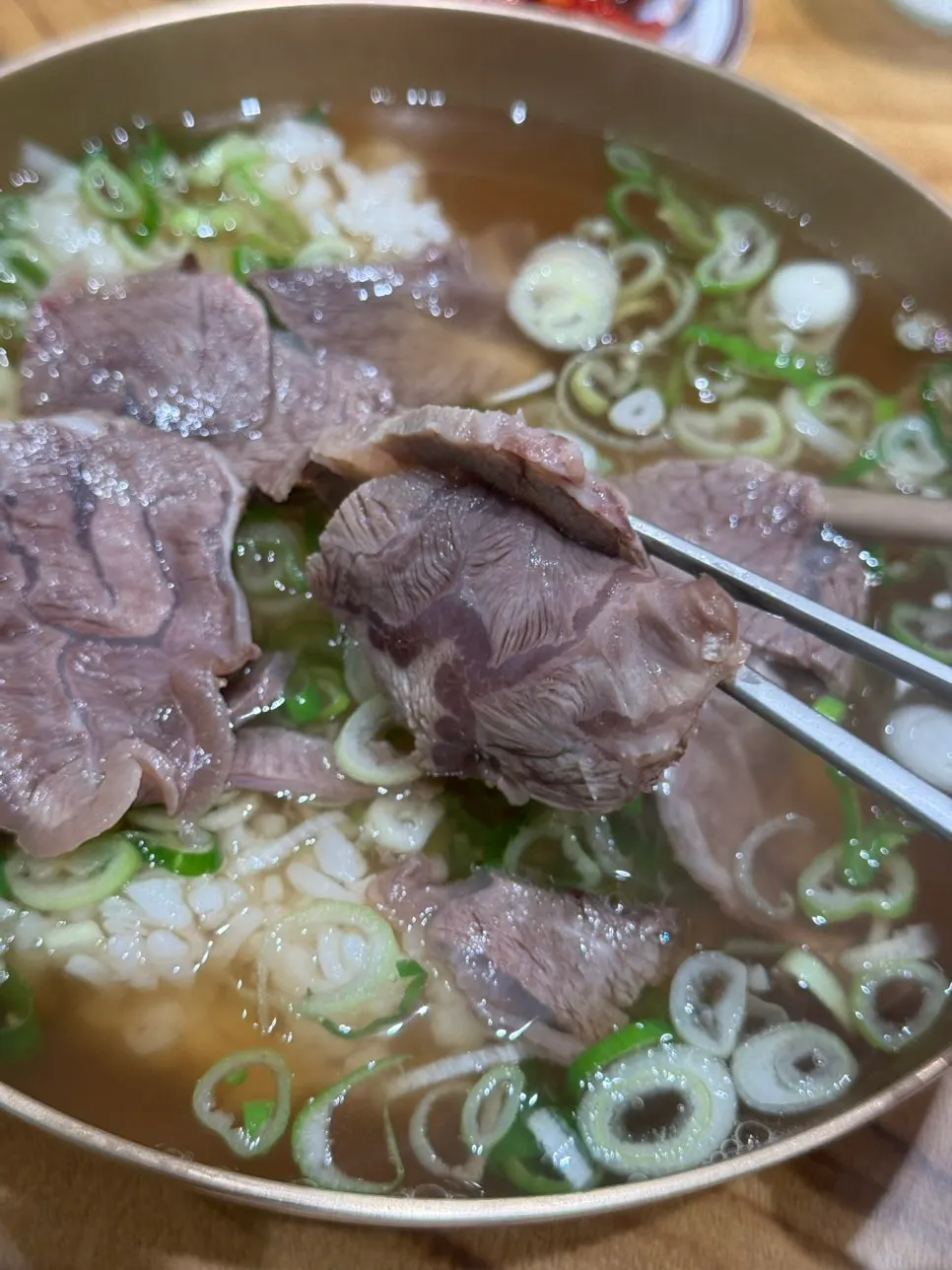 Filling gomtang with rice and meat