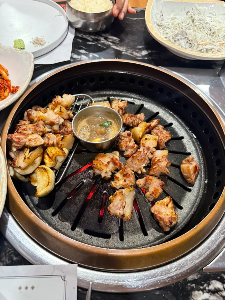 เนื้อและเห็ดที่พนักงานกำลังย่าง