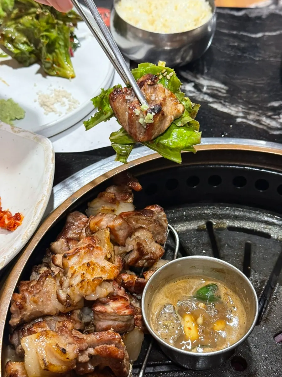 เนื้อย่างบนถ่านไม้จริง