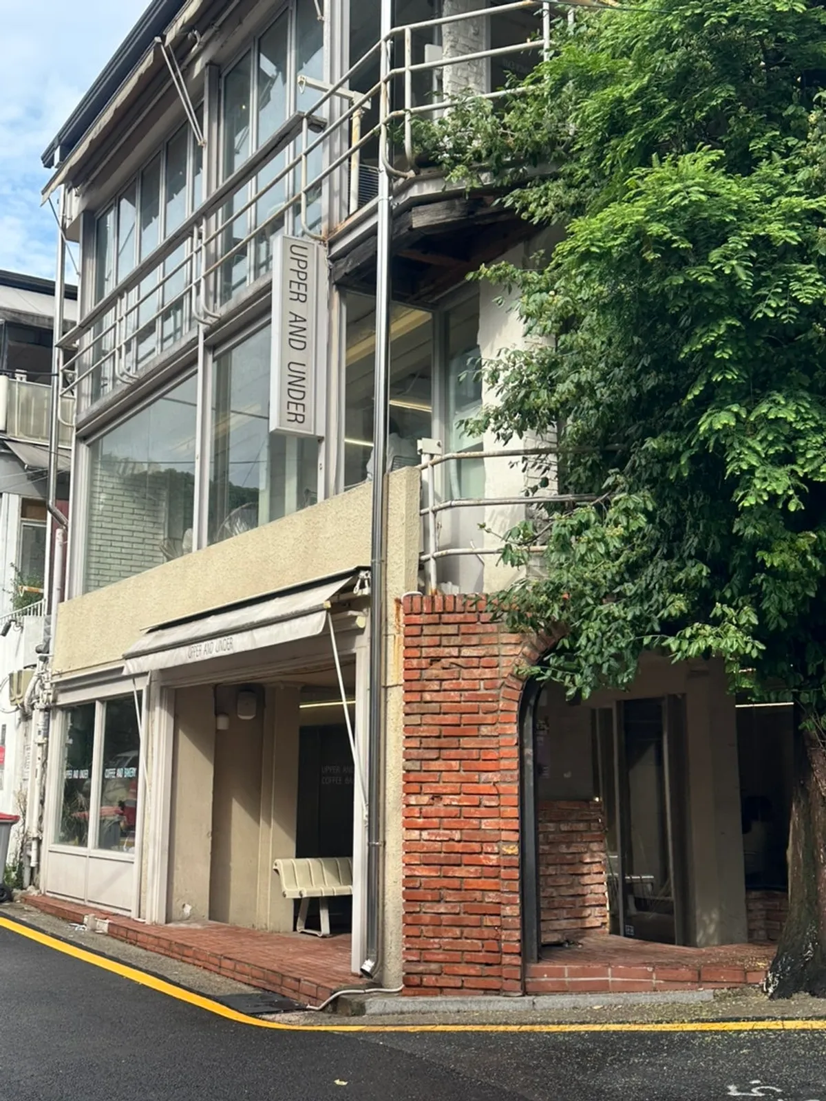 신논현역 어퍼앤언더 카페 매장 모습