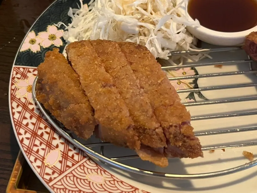 여러 메뉴를 나눈 점심 식사