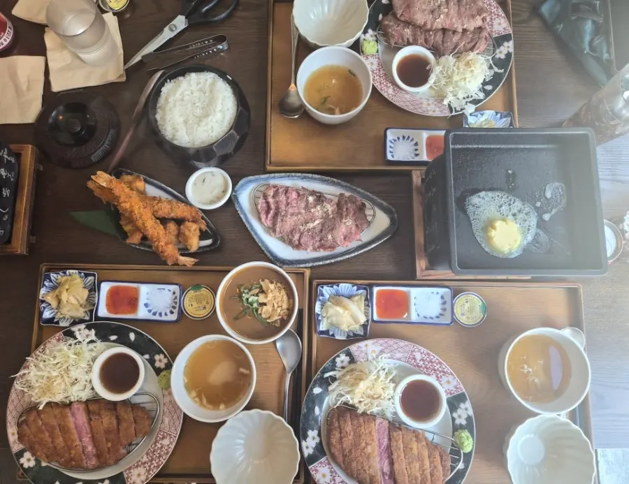 Meal setting with unlimited-refill rice