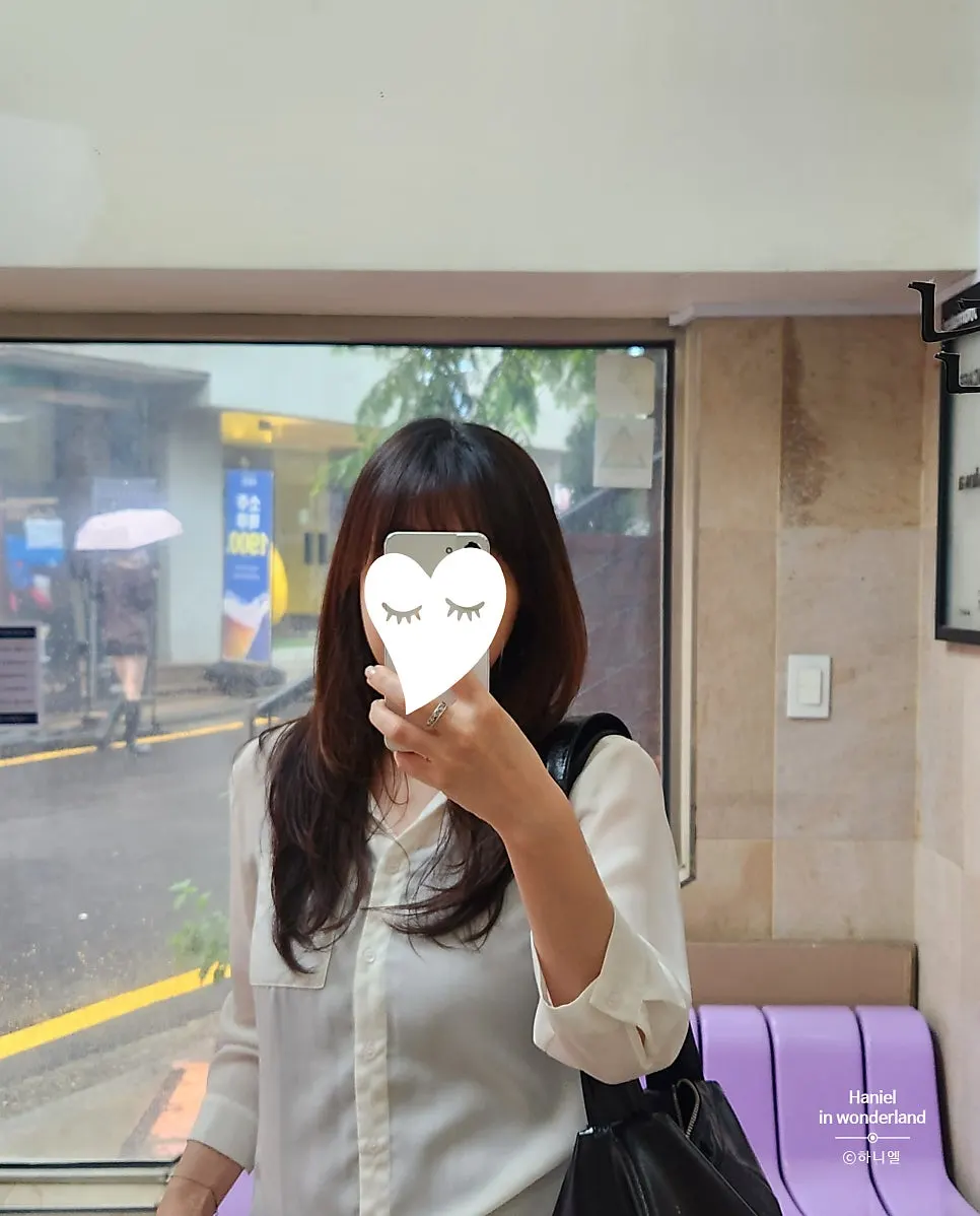 가벼운 커트 후 정리된 헤어스타일