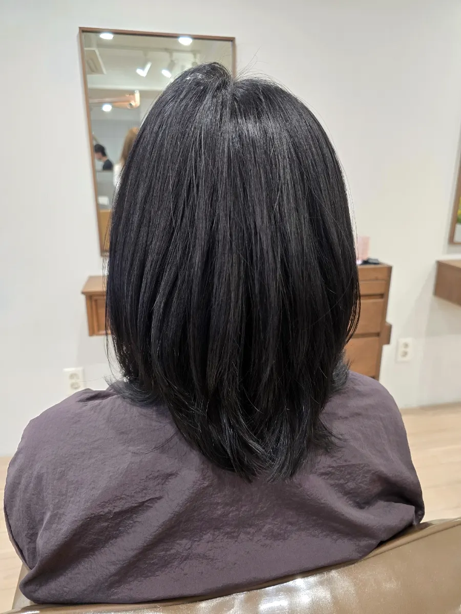 Back view of the bob with ends falling inward